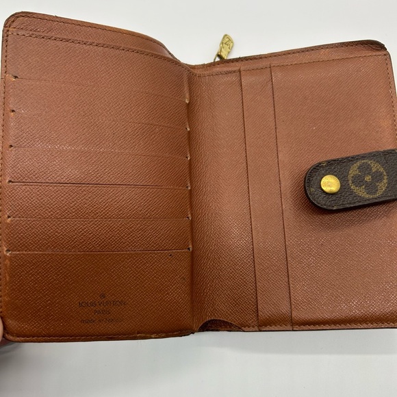 Louis Vuitton wallet zipper and snap. - Picture 2 of 7